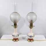 Paire de lampes à pétrole en porcelaine électrifiées, fin XIXème