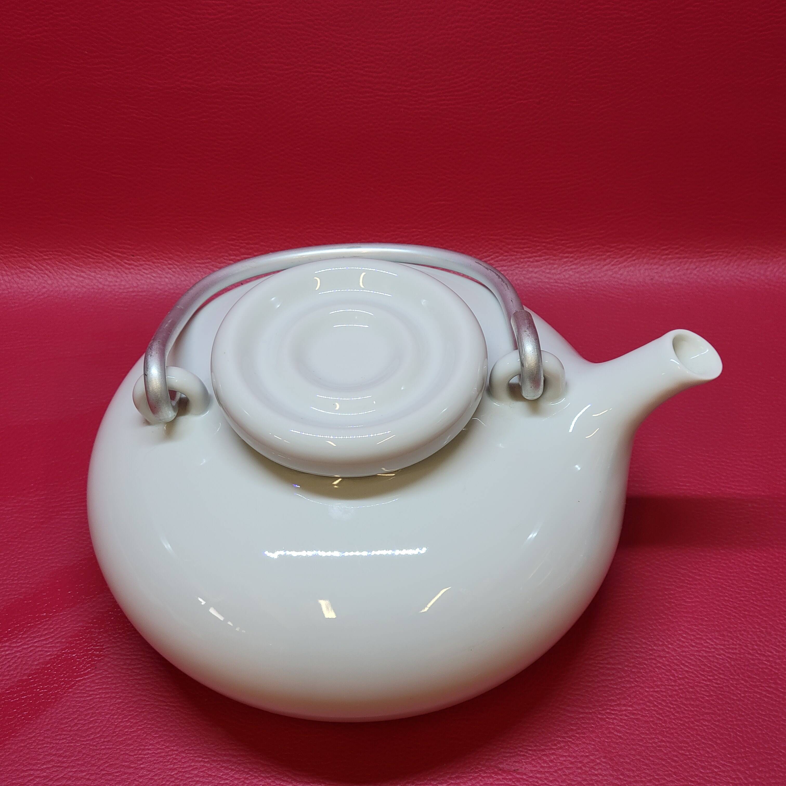 Théière en porcelaine blanche Carl Gustaf Jahnsson