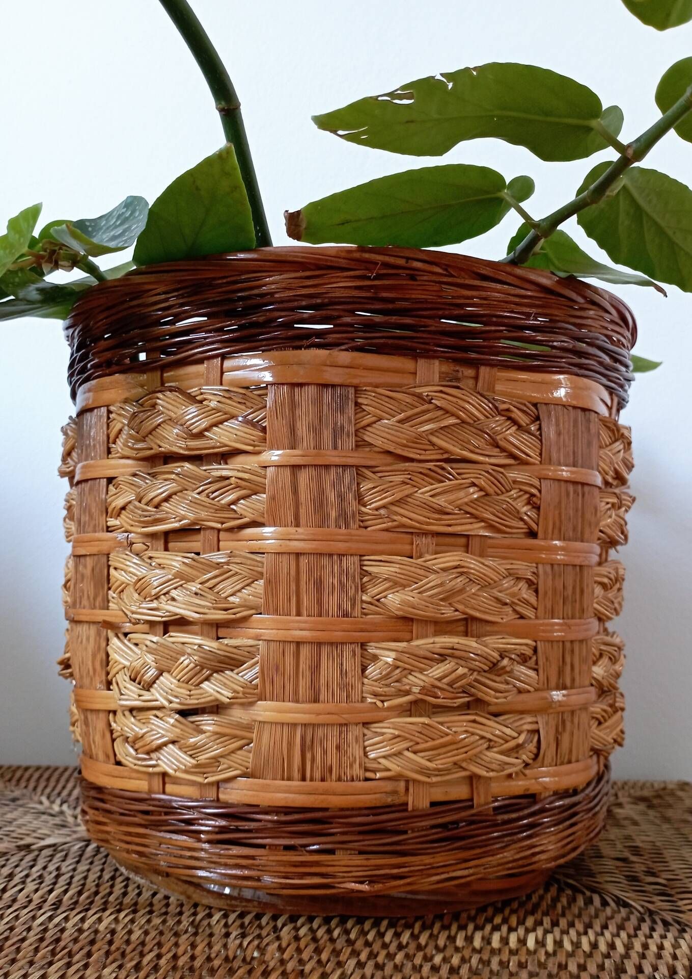 Vintage rattan and bamboo basket - Traditional weaving from China