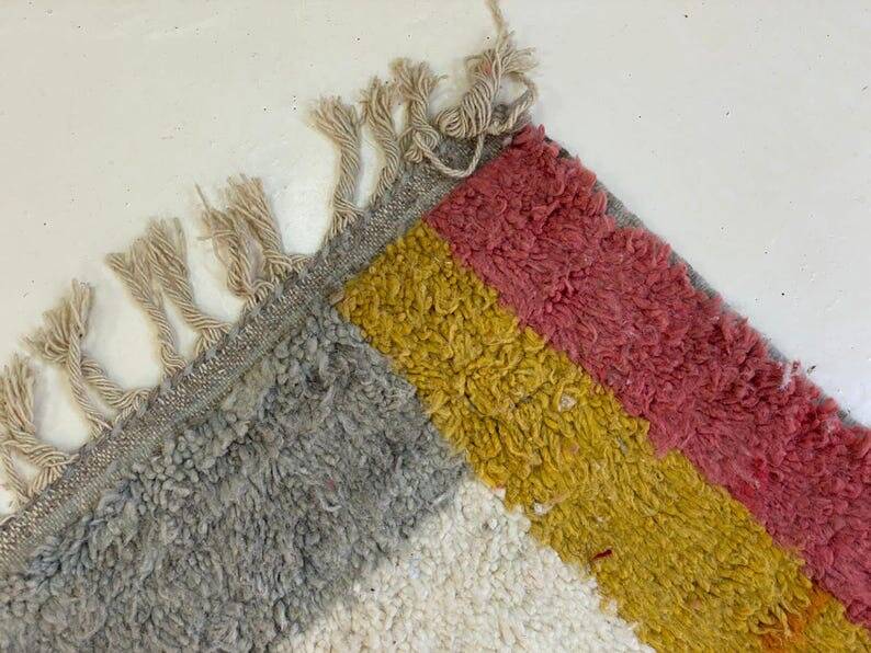 Traditional Berber rug in natural wool, size 150 x 250 cm