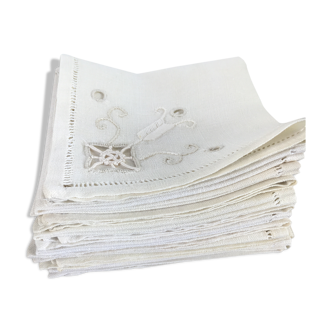 12 embroidered and opened white linen towels
