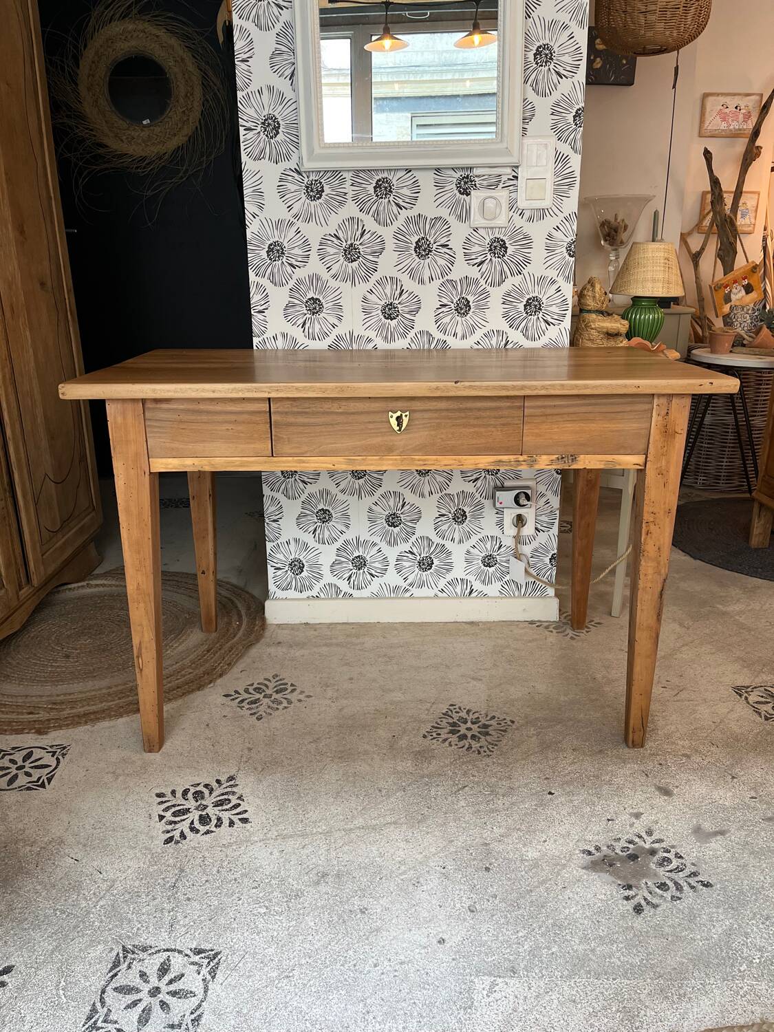 Nino desk in solid black wood