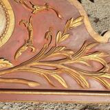 Monumentale fronton, bas relief en bois sculpté laqué