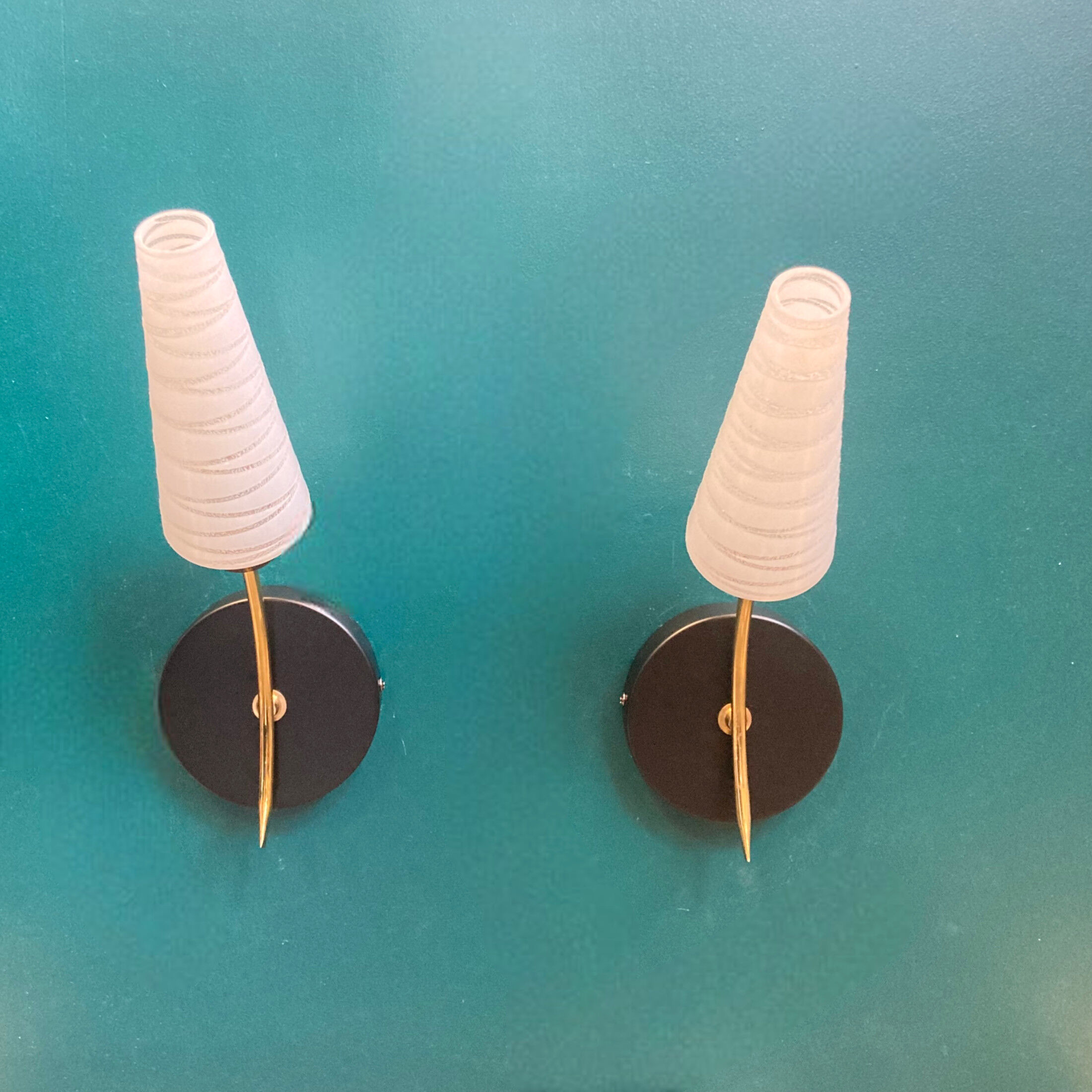Pair of brass wall sconces and tulips in white glass rosette fixing metal vintage metal