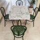 Table à manger en marbre, pieds fonte verts et 4 chaises tube acier assorties revêtement simili cuir