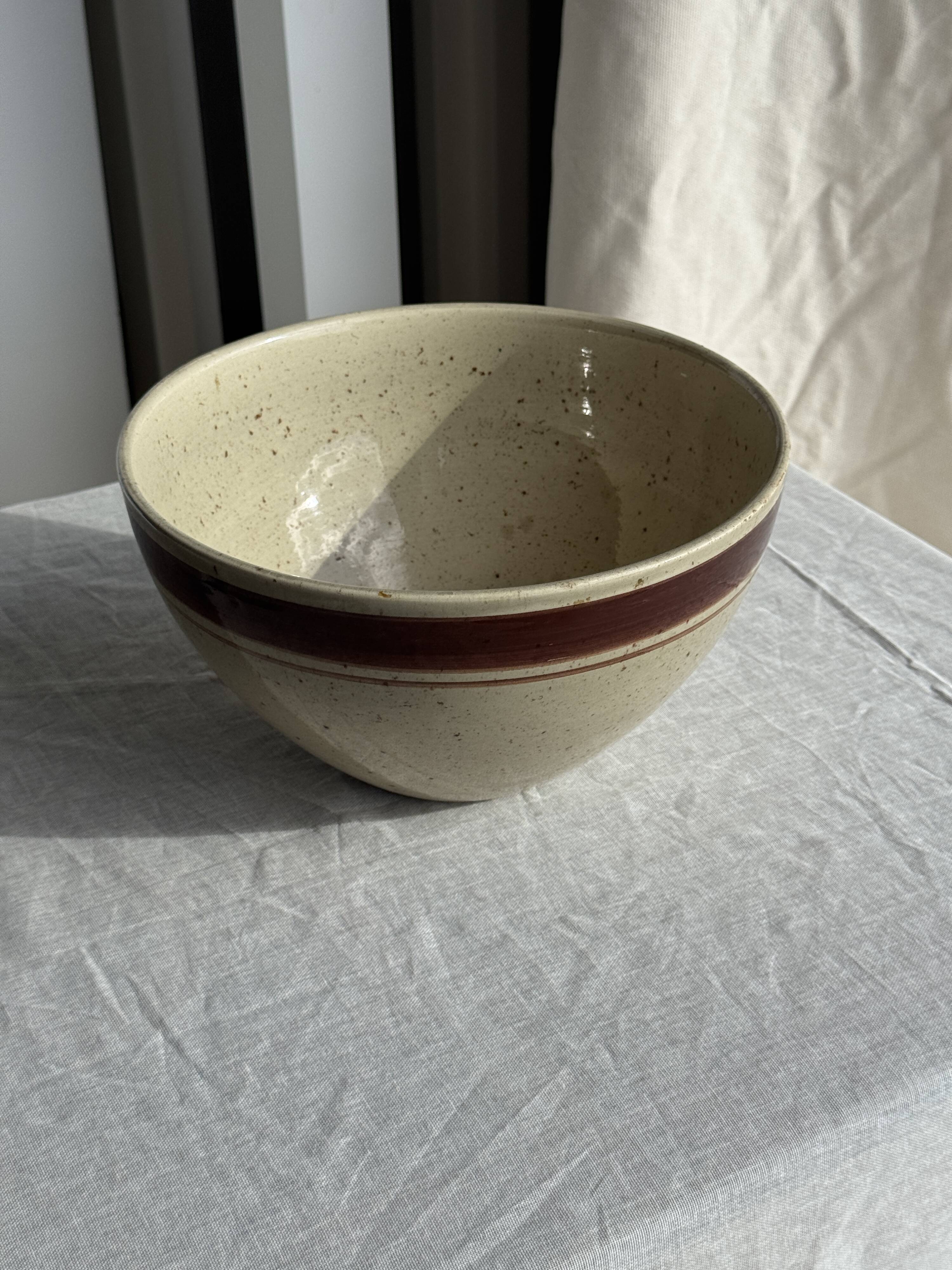 Large speckled beige salad bowl with ochre trim H14 D25