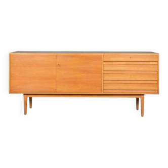 Buffet vintage blond des années 60, crédence minimaliste.