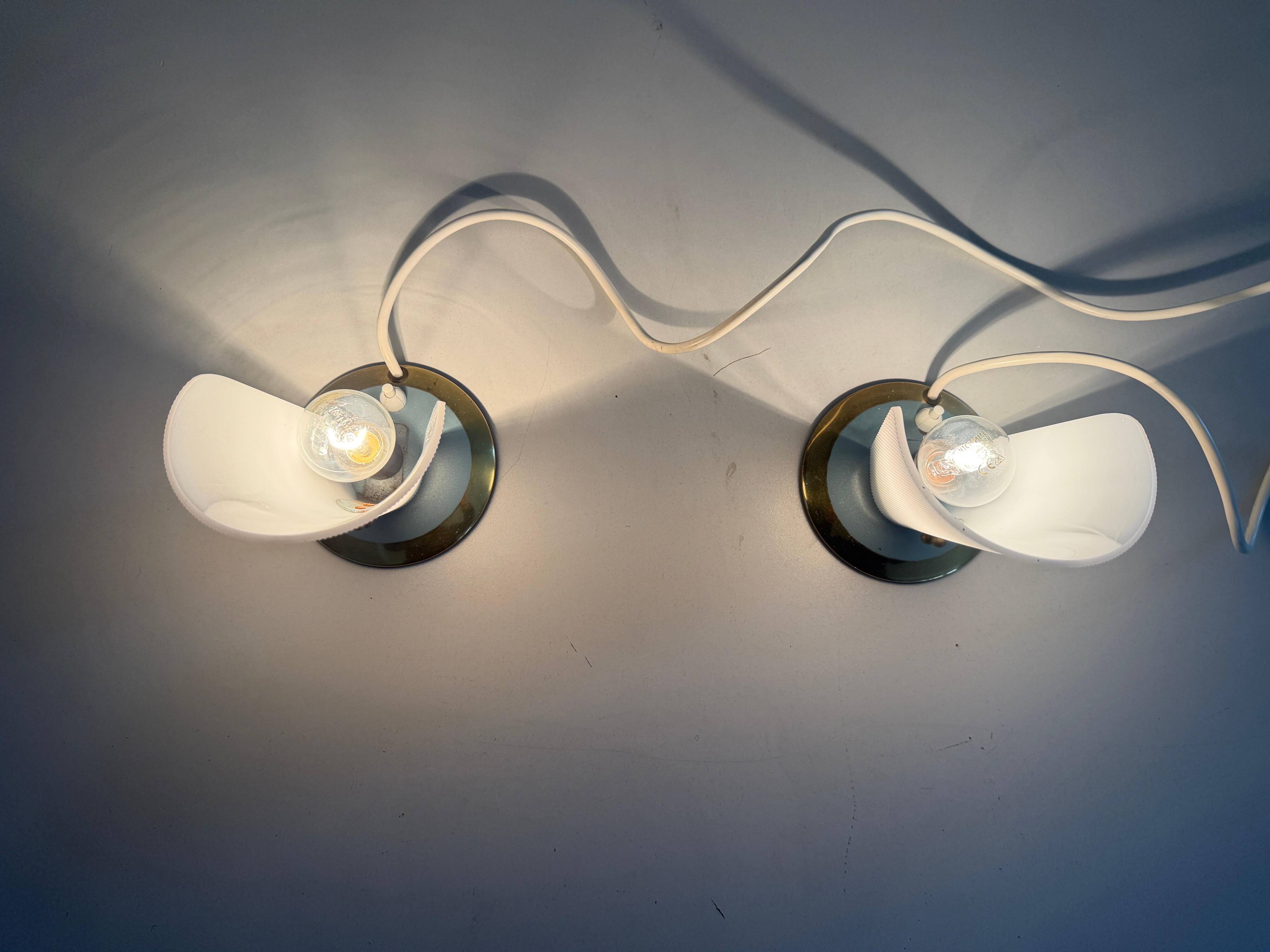 Paire de lampes de bureau du milieu du siècle à tête en plexiglas et base en métal, années 1960, Allemagne