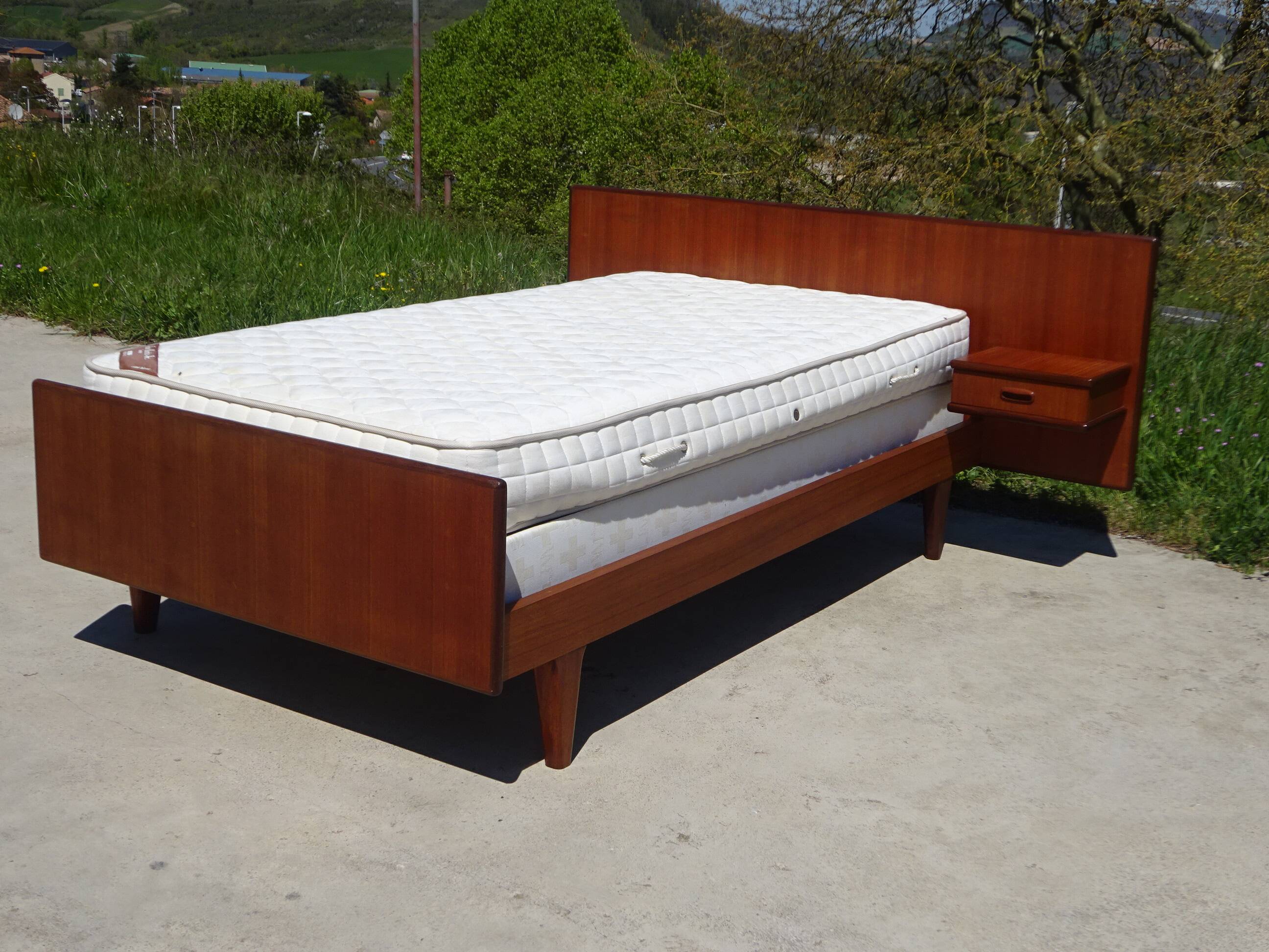 Vintage bed in teak with integrated bedside table.
