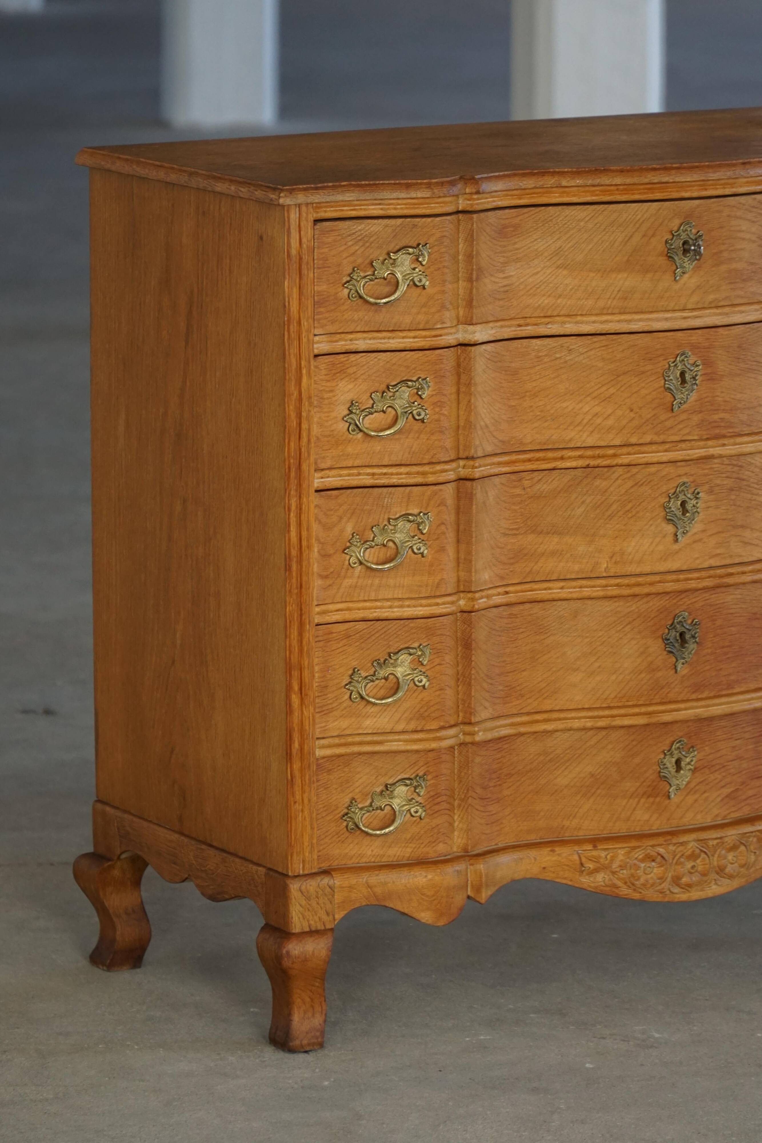 Commode danoise moderne du milieu du siècle en Oak, Henning Kjærnulf, années 1960
