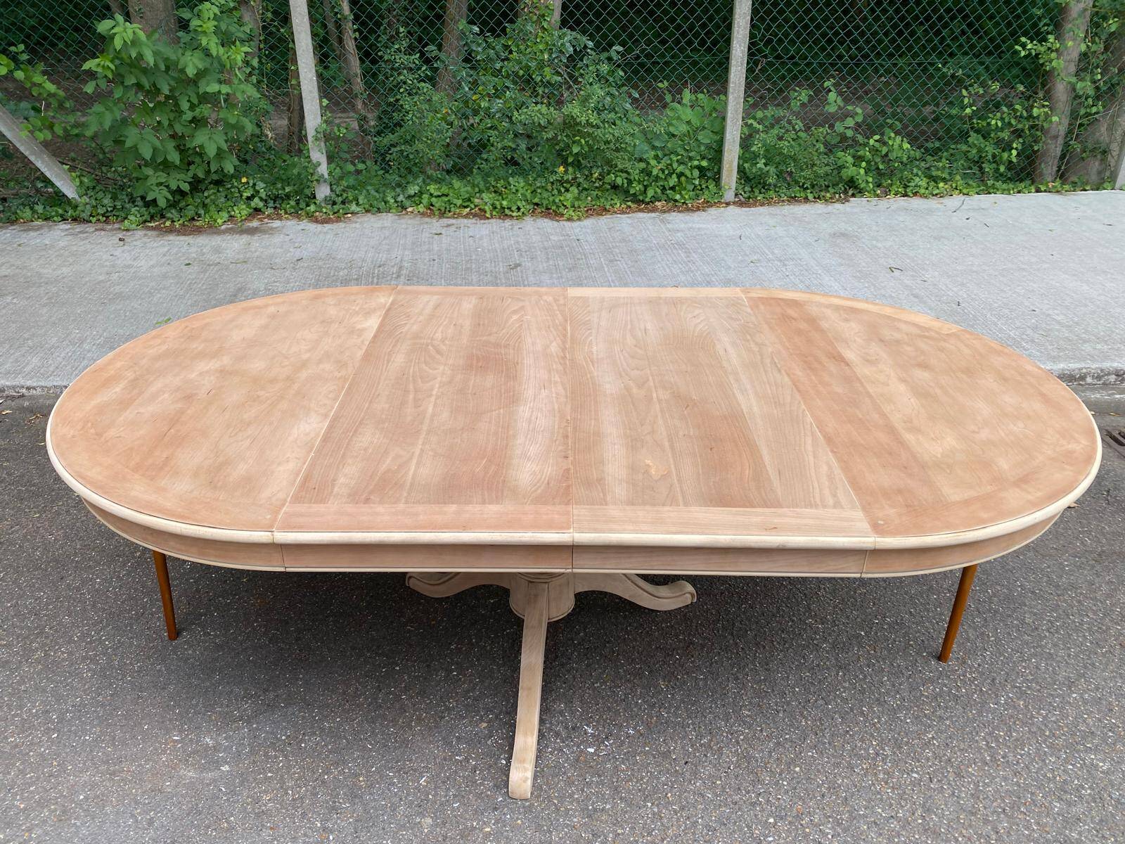 Renovated round extendable dining table with a central wooden leg, 113-203cm.
