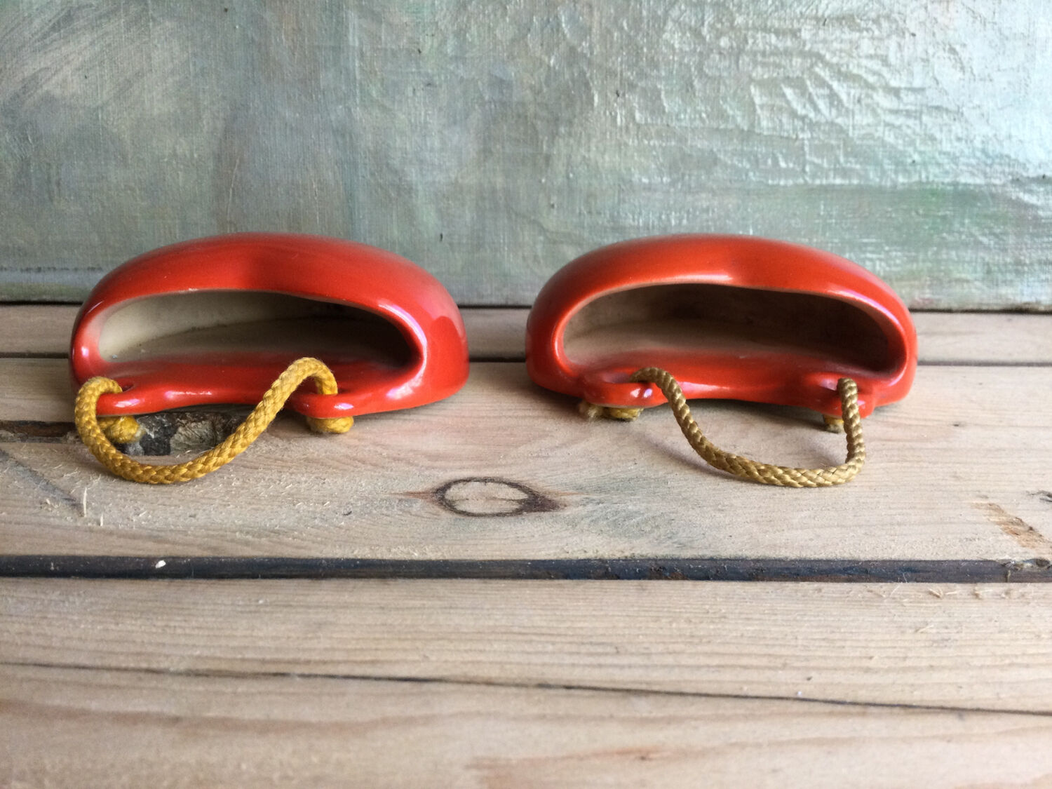 Paire de suspensions murales coeurs rouge Goebel 1950’s