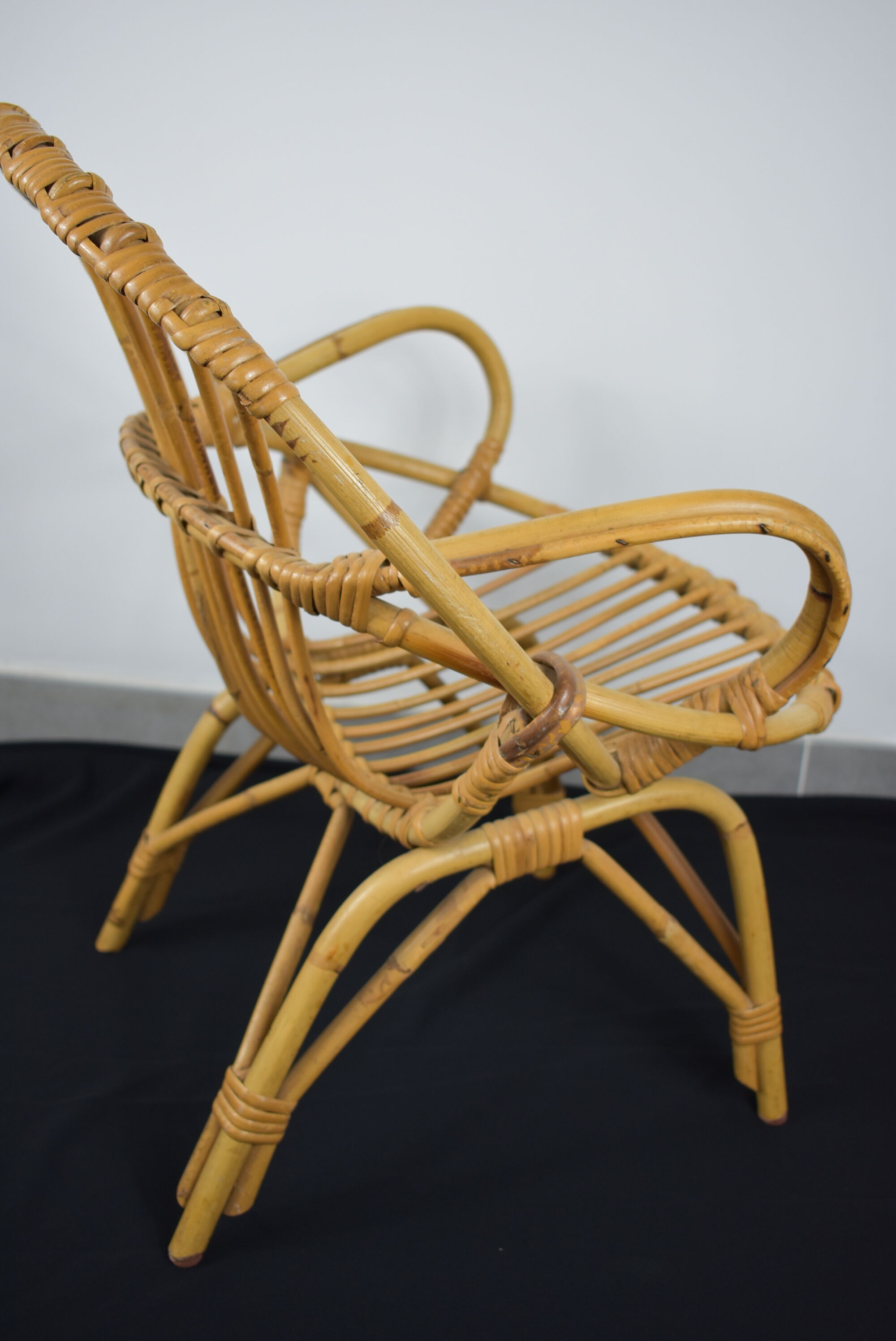 Fauteuil en osier enfant avec coussin orange