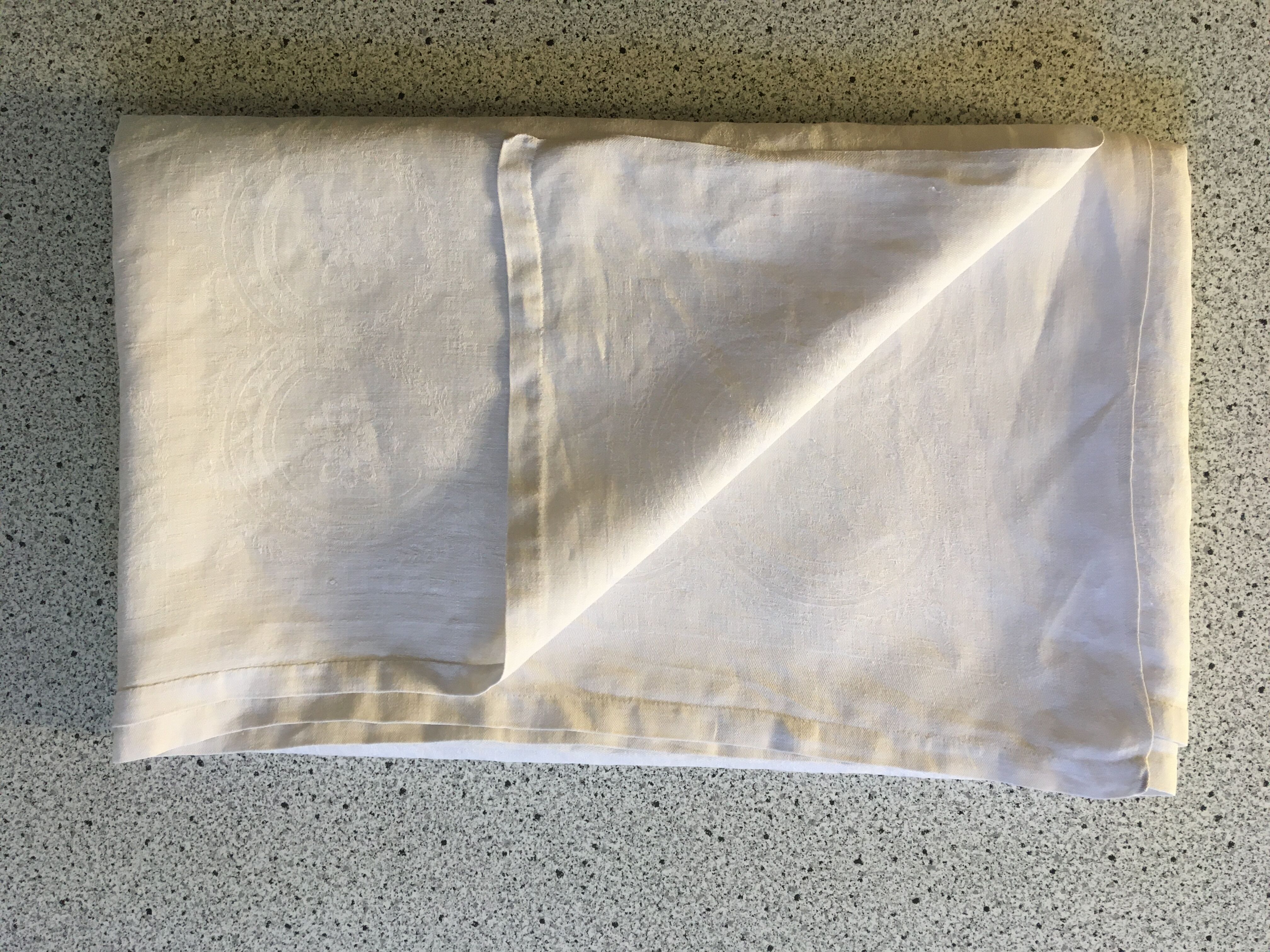 Damask tablecloth 190 x 240 peas and flowers