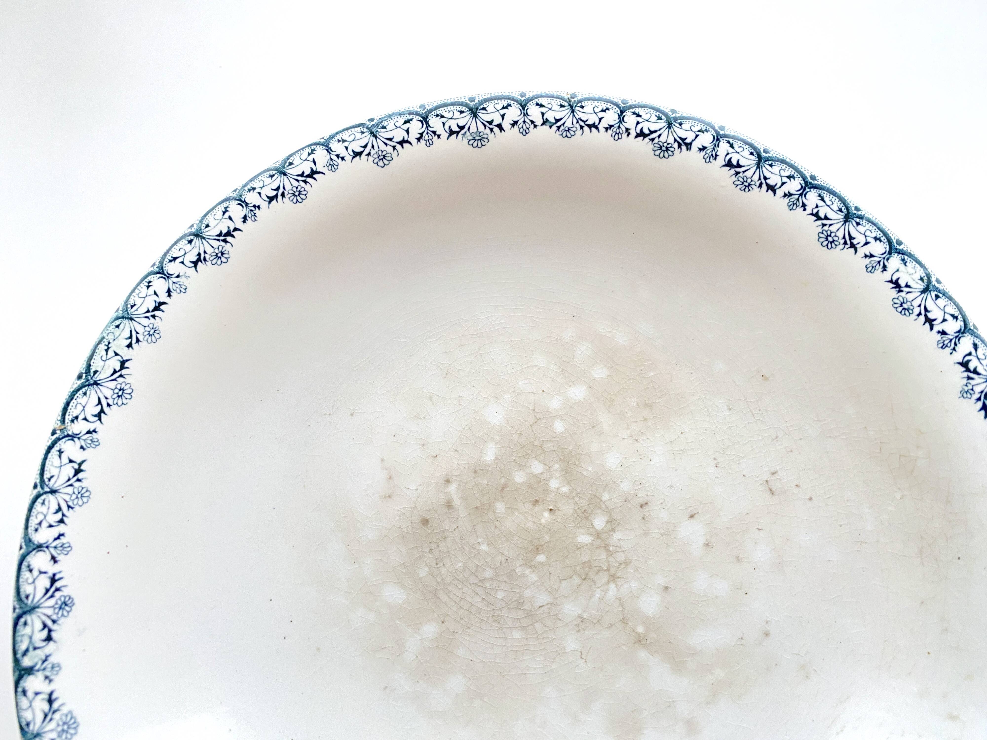 Compotier / Plate on foot signed Saint Amand and Hamage