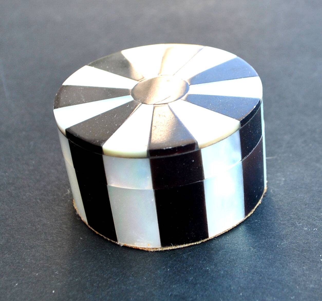 Vintage round box in mother-of-pearl and tortoiseshell-style resin - ring sizer pillbox snuff box