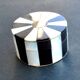 Vintage round box in mother-of-pearl and tortoiseshell-style resin - ring sizer pillbox snuff box