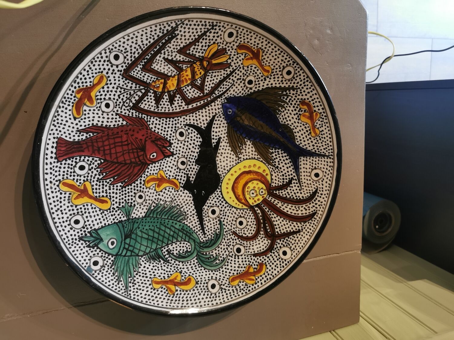 Vintage round dish fish décor