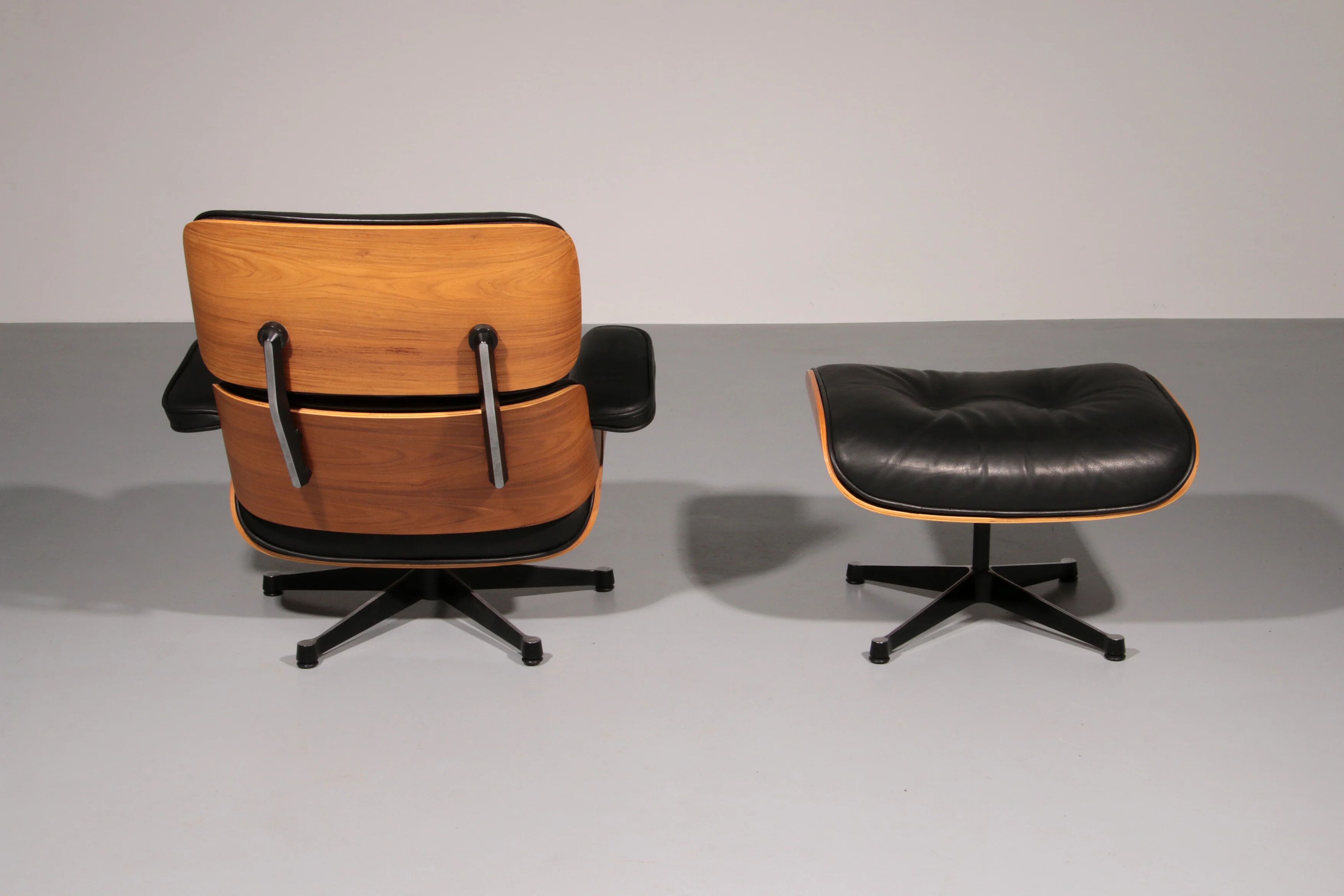 Ensemble de fauteuil et repose-pieds par Charles Eames, années 1960.