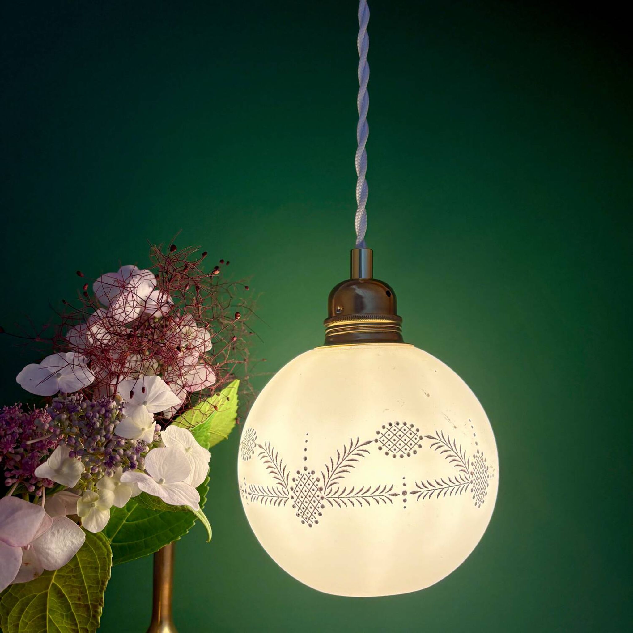 Suspension globe vintage en opaline blanche et dorée
