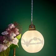 Suspension globe vintage en opaline blanche et dorée