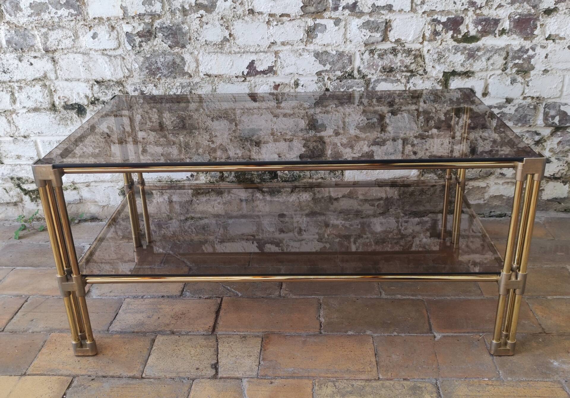 Table basse double plateau vintage en laiton et verre fumé – Années 70