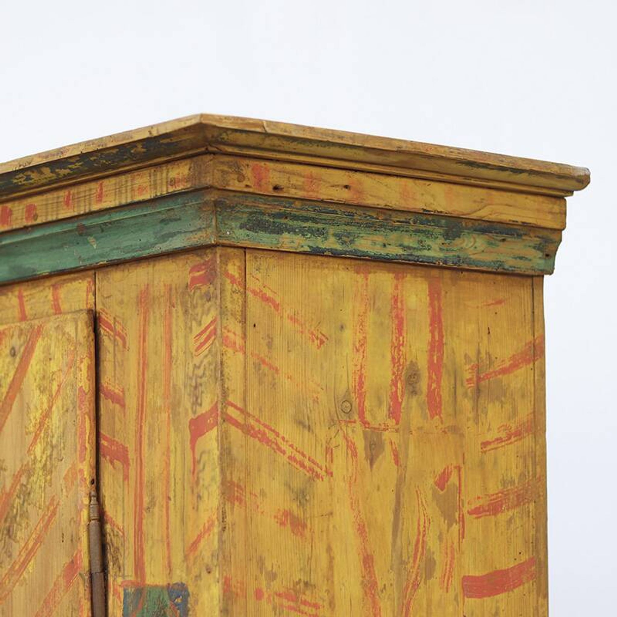 Armoire de mariage en folk art peint antique