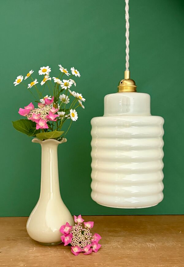 Suspension globe vintage en opaline jaune pâle