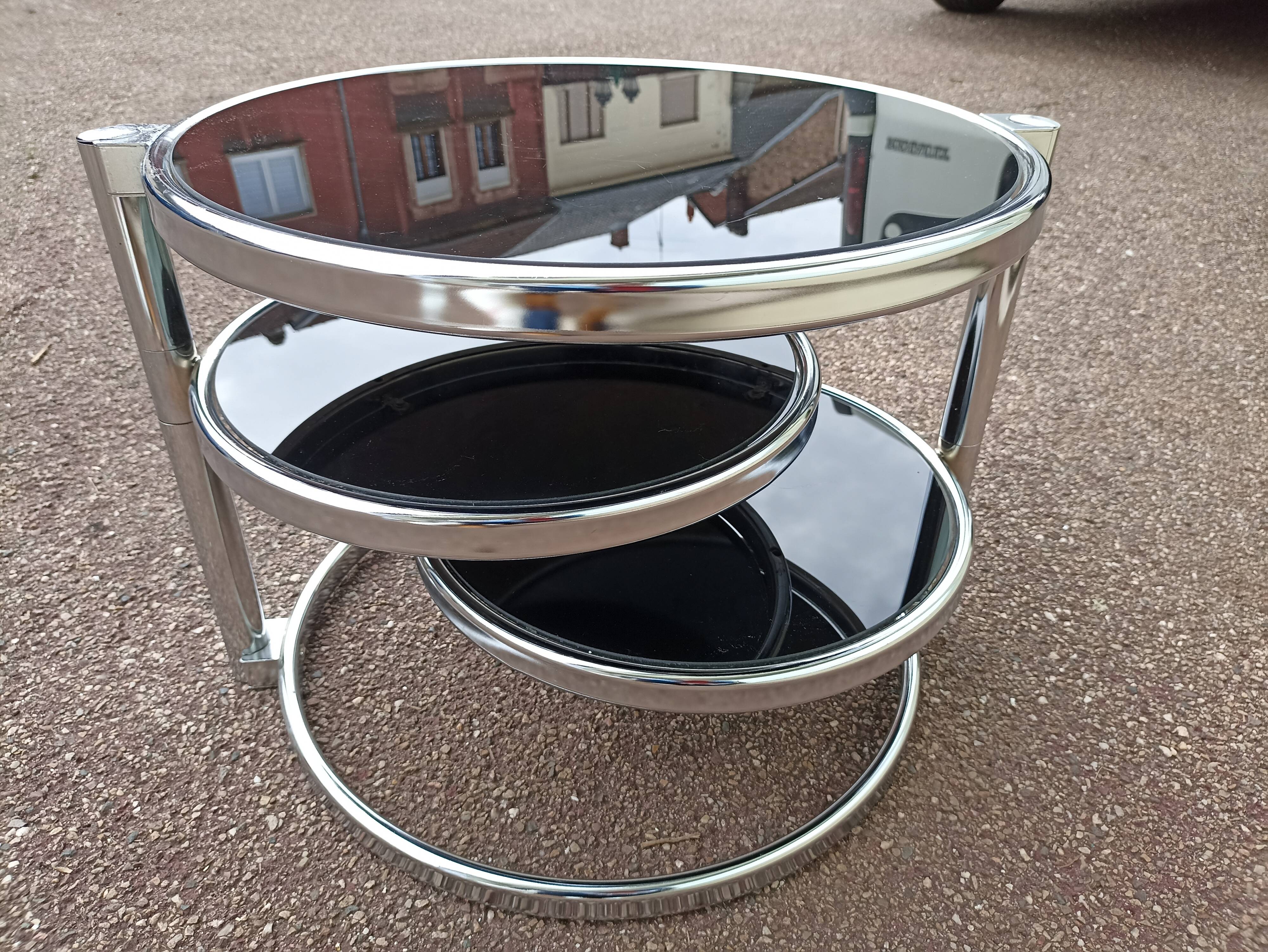 Round coffee table in glass and vintage chrome