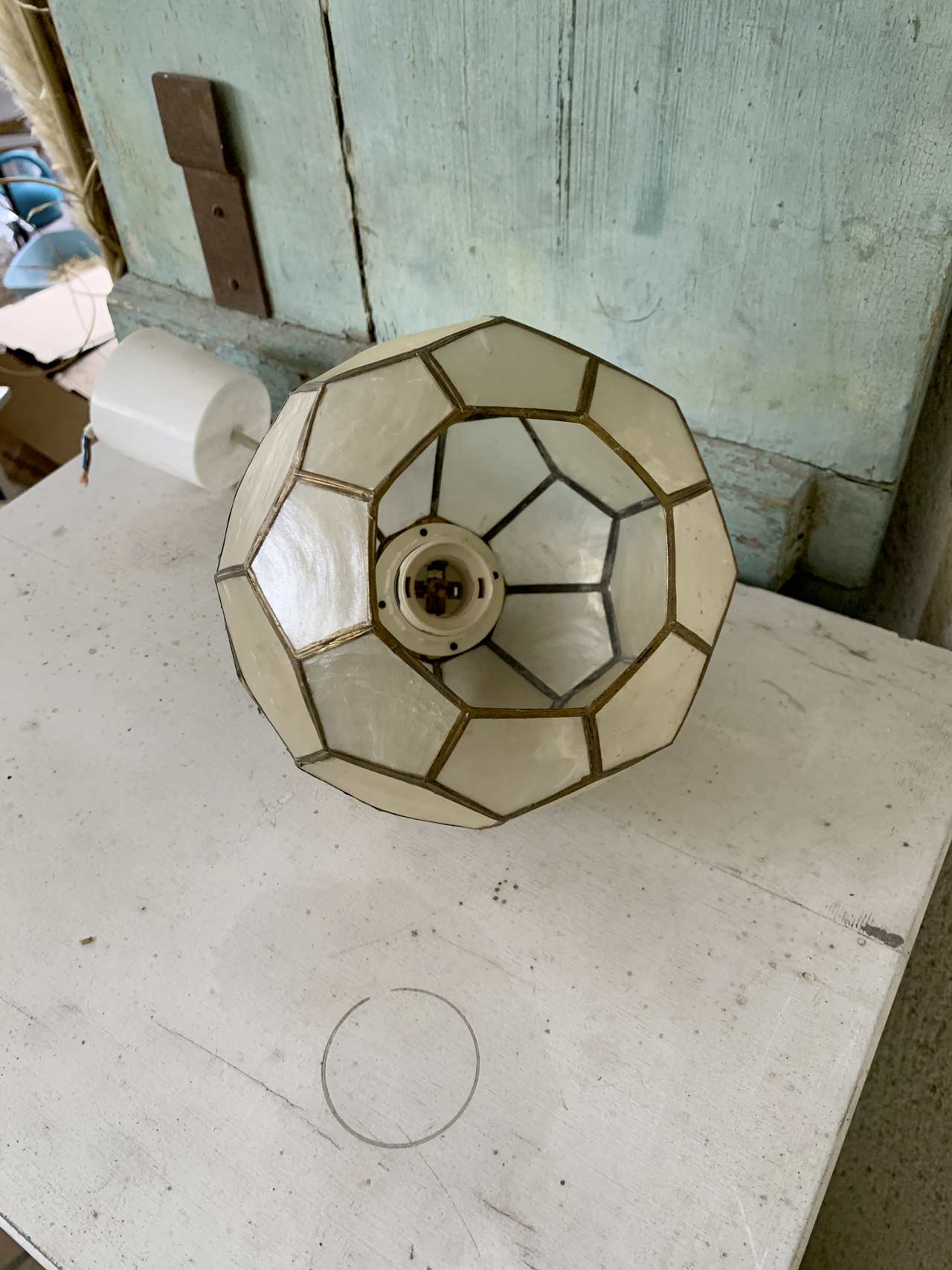 Mother-of-pearl and brass suspension