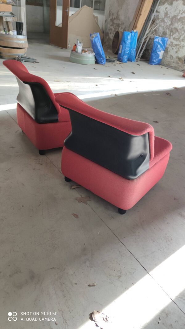 Paire de chauffeuses en tweed rouge et vinyle noir
