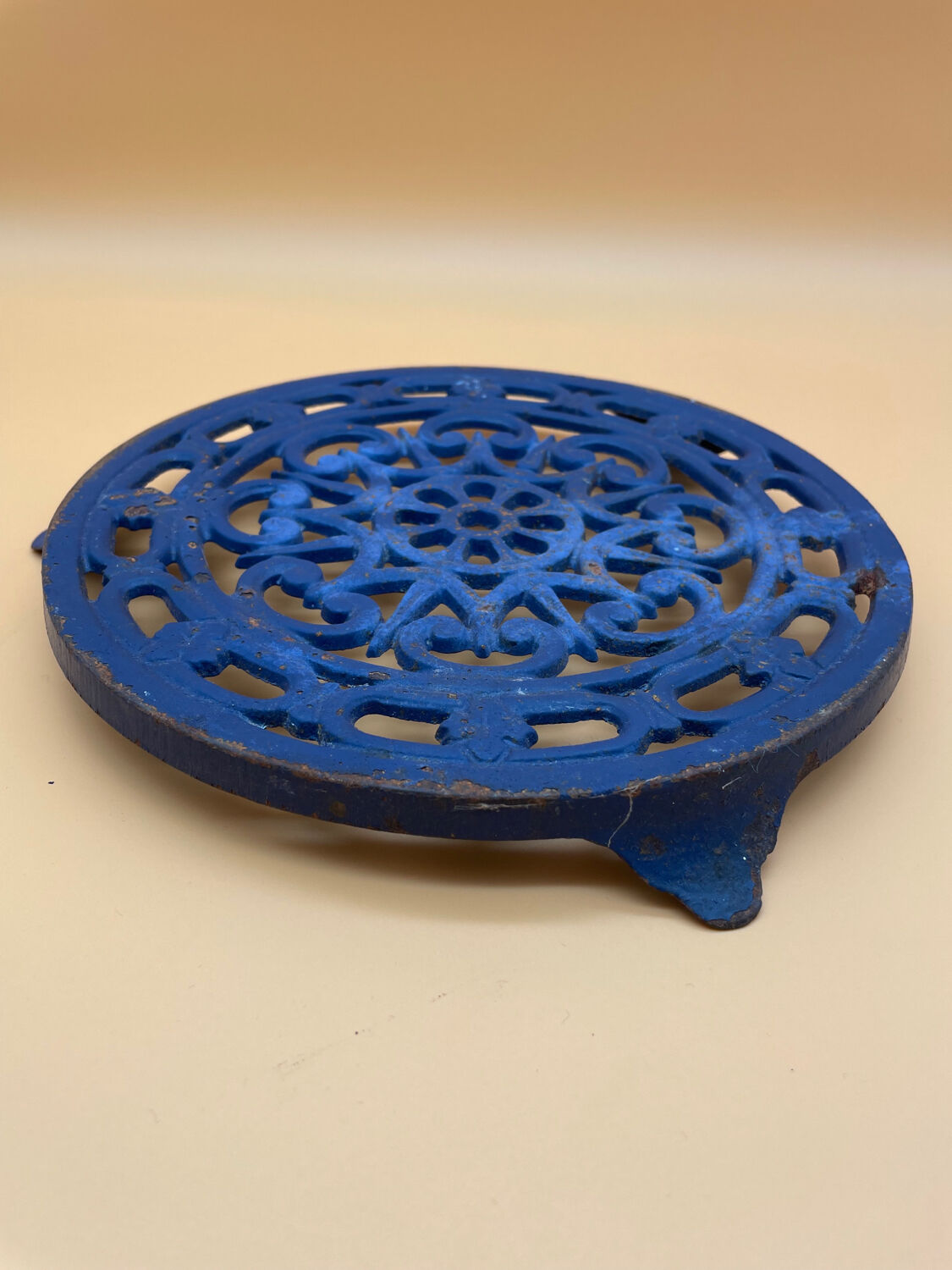 Dessous de plat bleu en fonte motif géometique decotec made in France