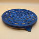 Dessous de plat bleu en fonte motif géometique decotec made in France