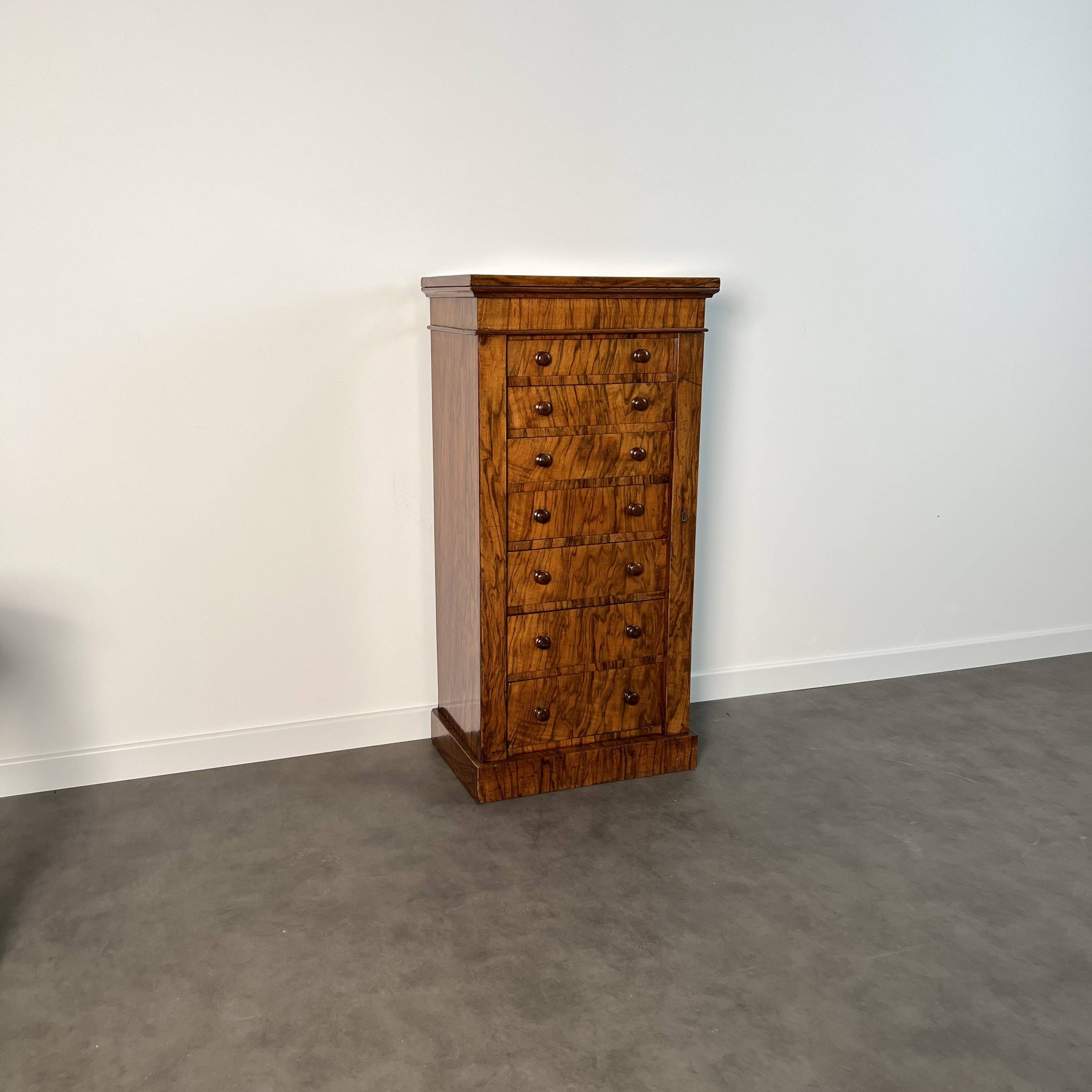 Commode Wellington anglaise en placage de noyer, époque Victorienne