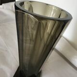 Vase en verre noir