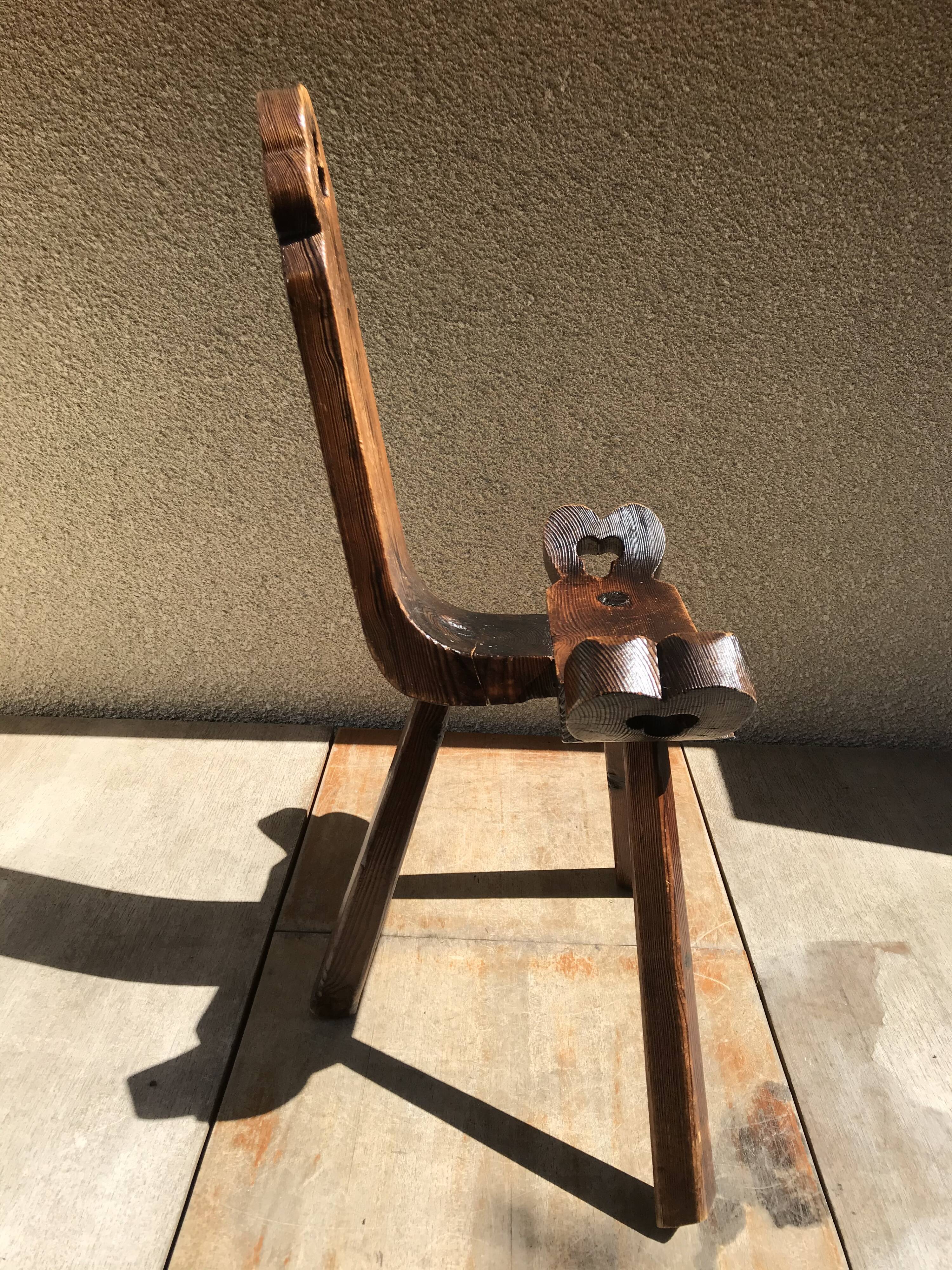 Chaise tripode bois sculpté vintage