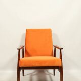 Fauteuil moderne en velours orange papaye bois brun foncé 1970 style scandinave