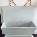 Maie trunk bench has musical toy