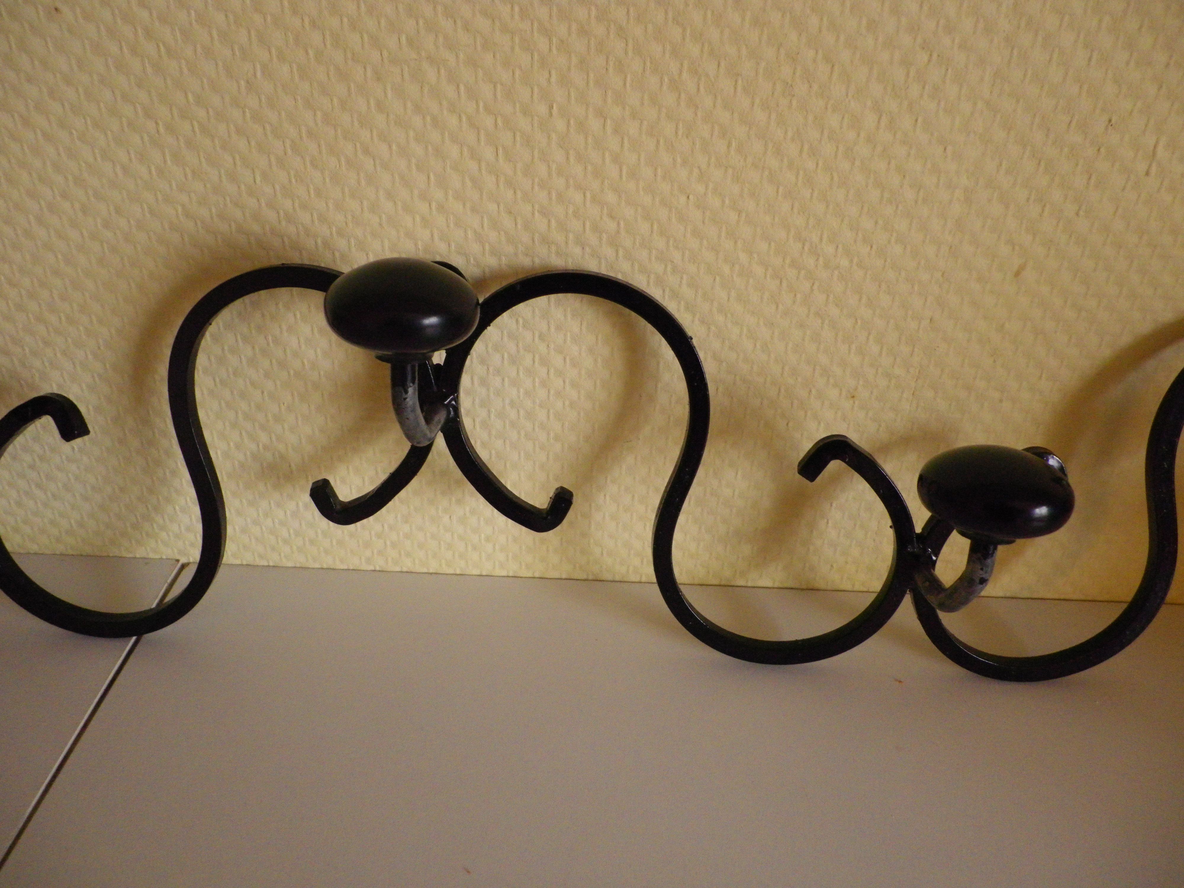 80 cm long wall coat door, made of wrought iron with 5 Suspensions in Bakelite - 70s