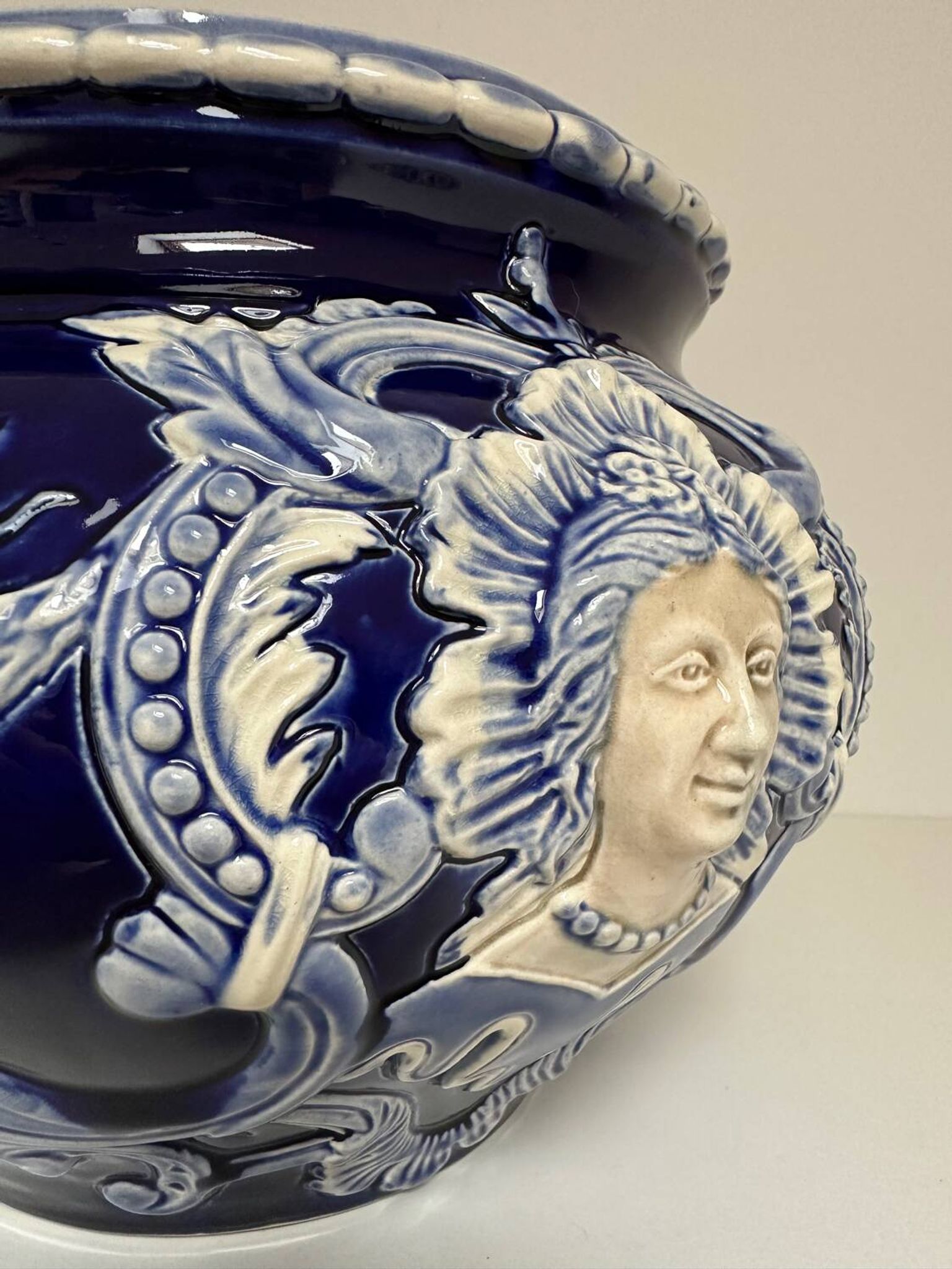 Vase - Cache pot en faïence baroque de Saint Clément, XIX eme