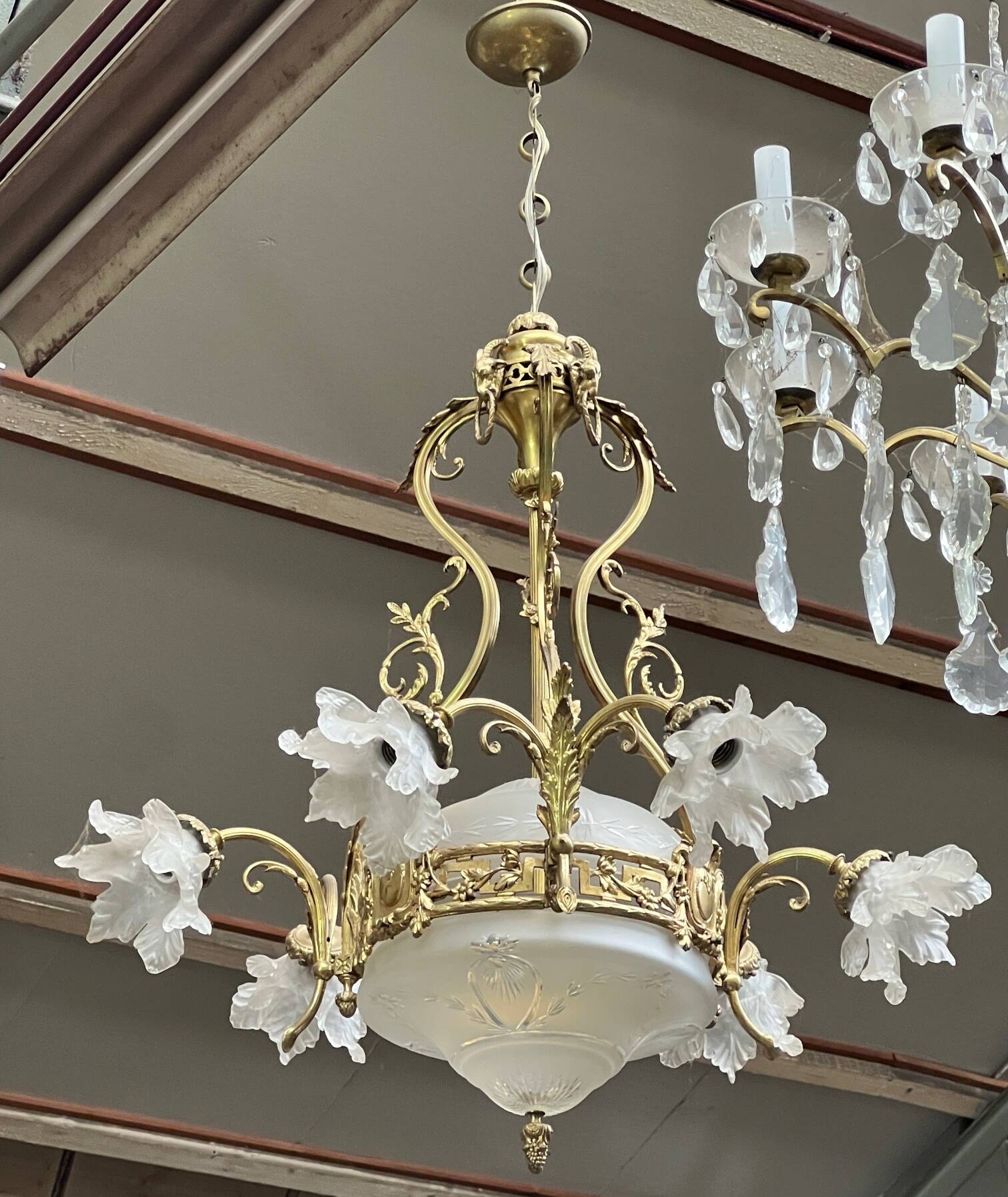 Chandelier with ram's heads. Louis XVI. Gilded bronze. Crystal.