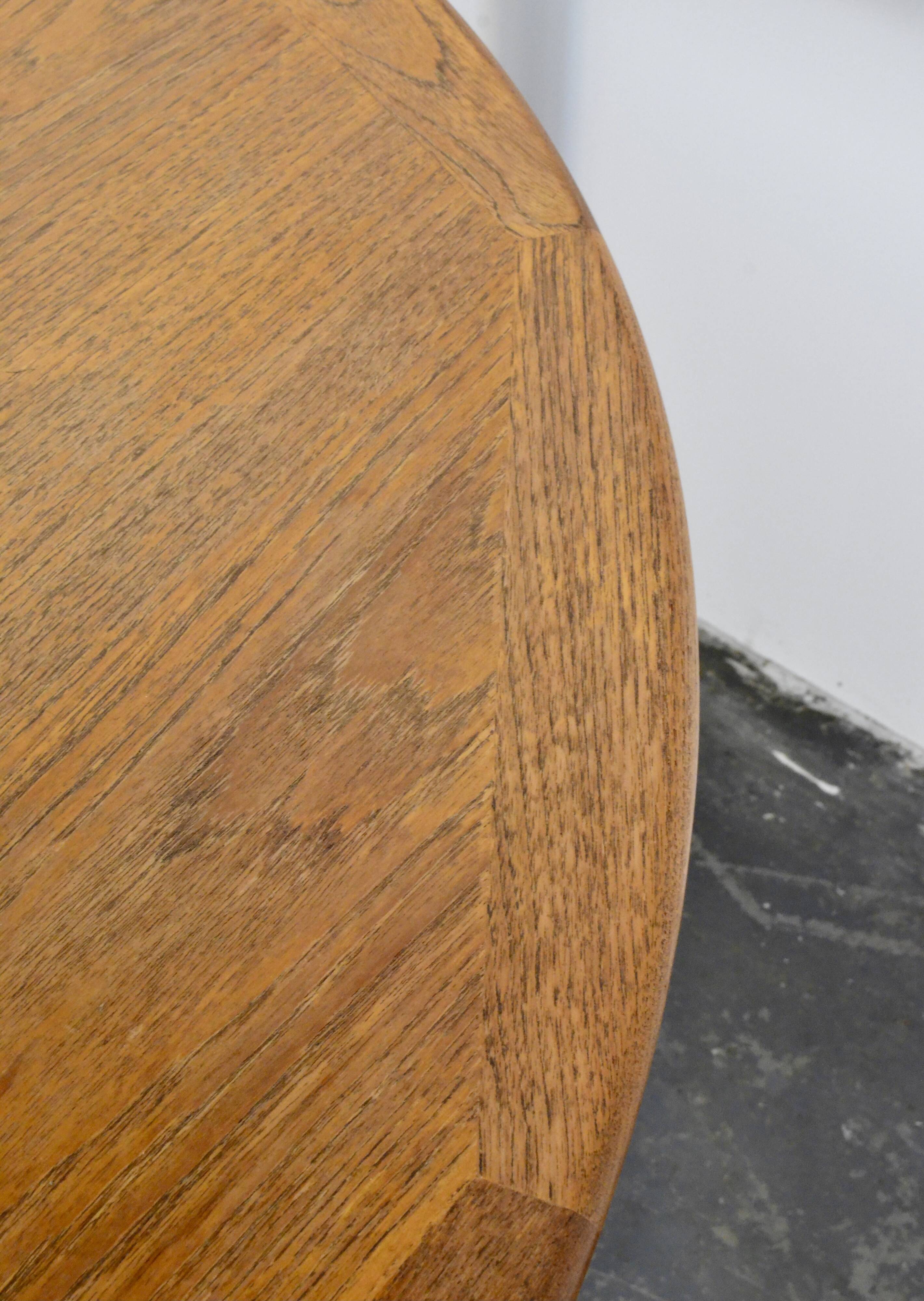 Table ronde extensible en teck danois des années 50.