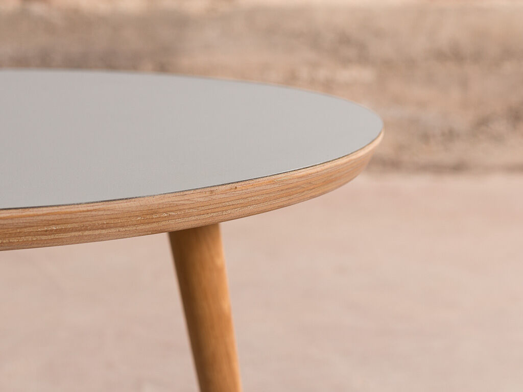 Round coffee table with a grey top (Ø 60cm)