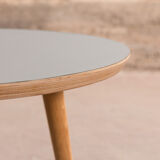 Round coffee table with a grey top (Ø 60cm)