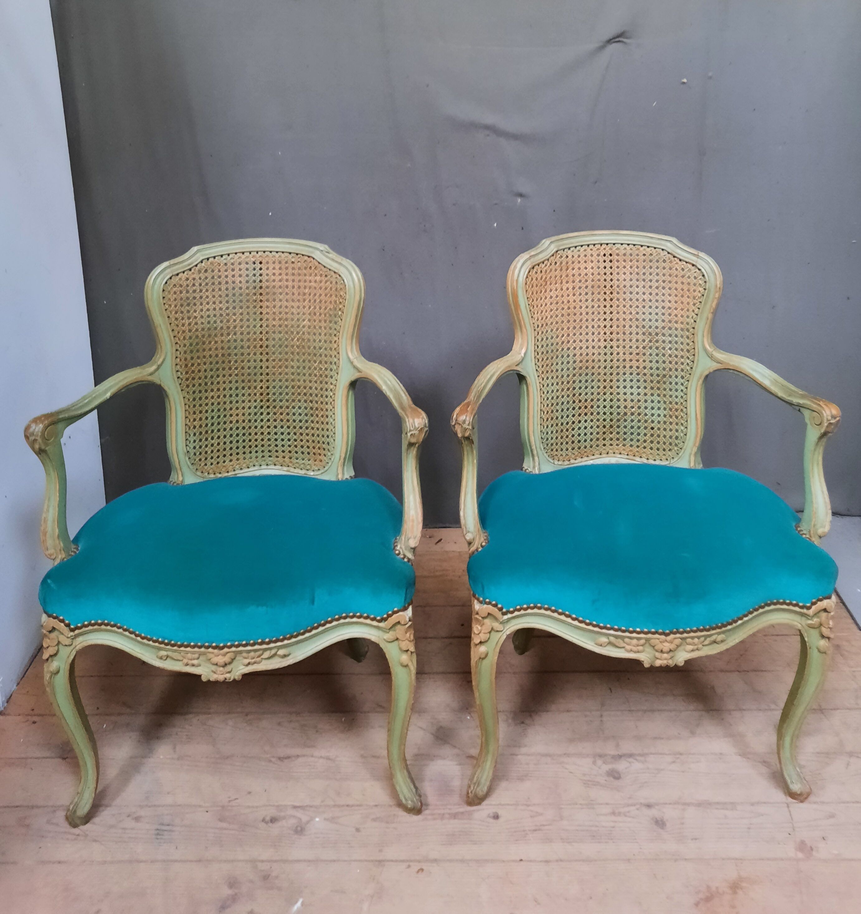 Paire de fauteuils style Louis XV