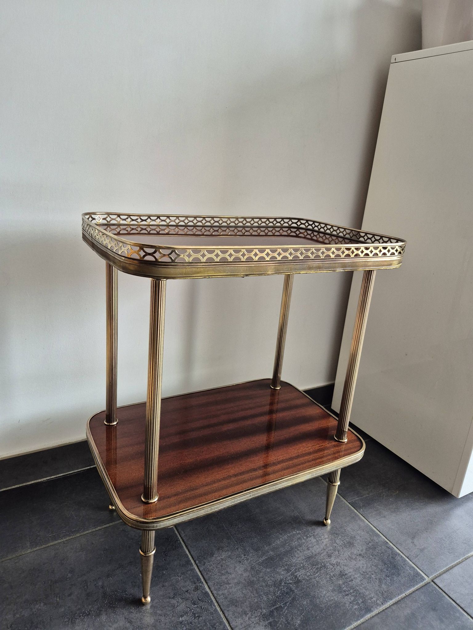 Desserte / Petite table d'appoint plaquage acajou et laiton mid century