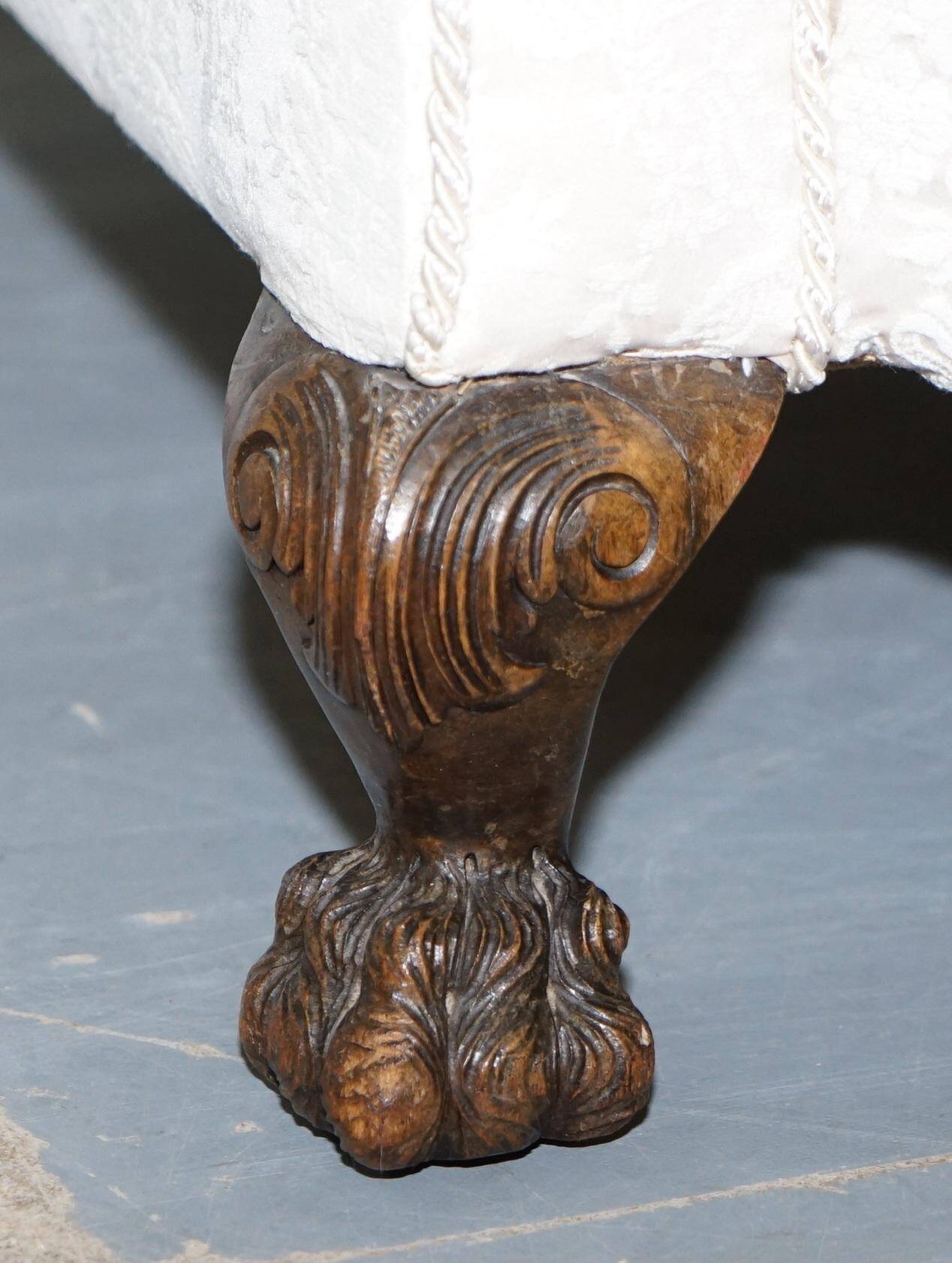 Victorian suite in damask, walnut frame, legs carved in lion's paw.