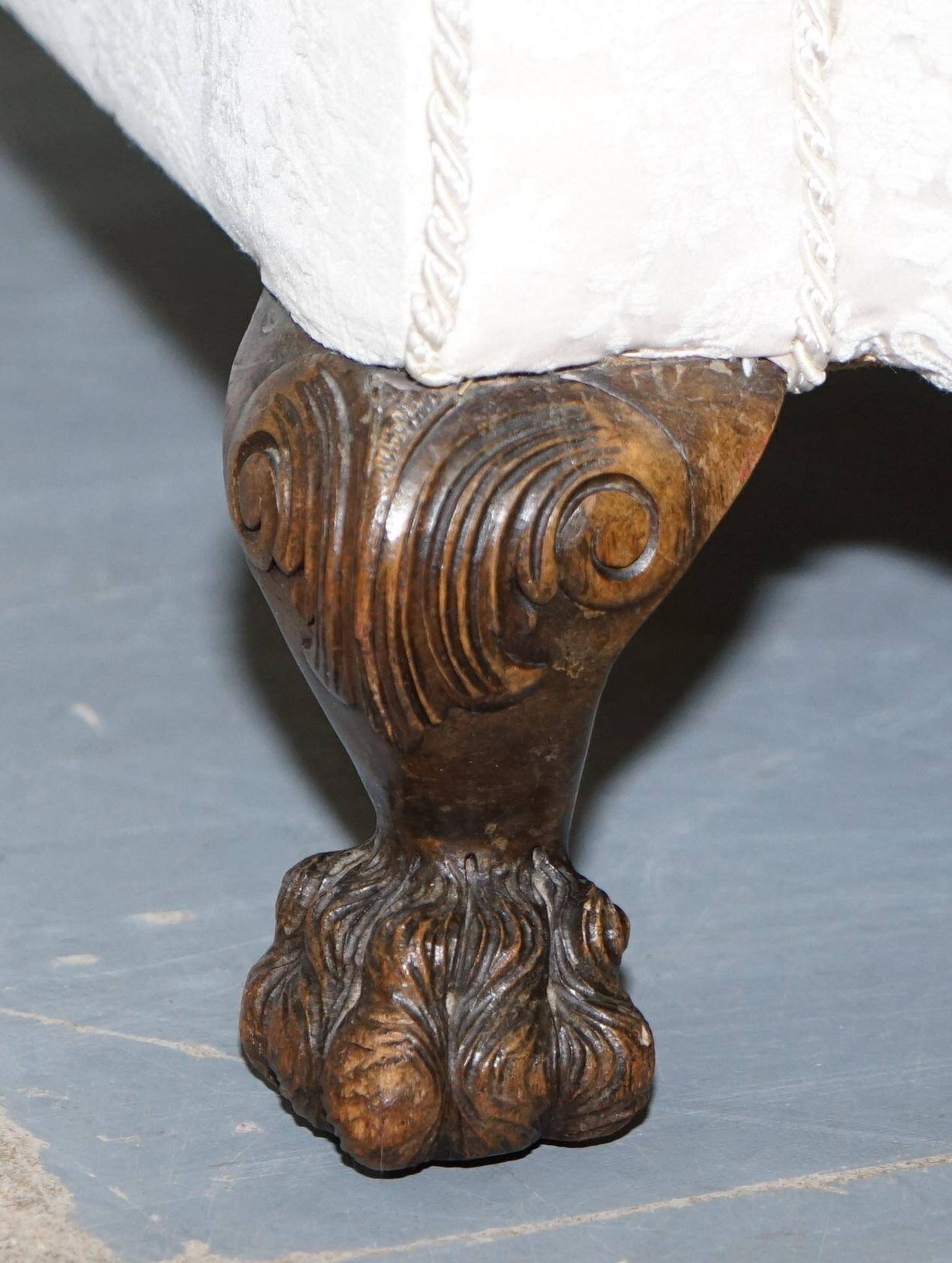 Victorian suite in damask, walnut frame, legs carved in lion's paw.