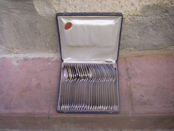 Coffret de douze fourchettes et douze cuillères. Orfèvre Argental.