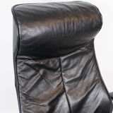 Fauteuil avec tabouret recouvert de cuir noir de design danois, années 1970